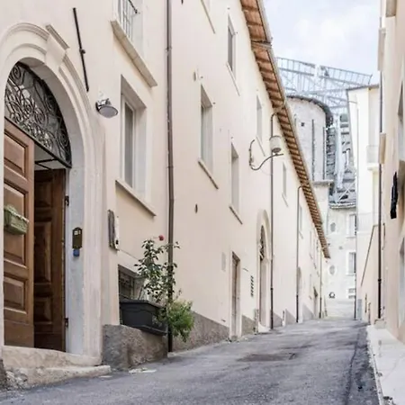 Bed & Breakfast Magnifico Bed&breakfast Nel Pieno Centro Storico LʼAquila